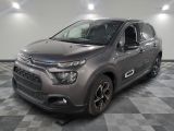 La nouvelle Citroën est prête à être essayée dans le showroom.