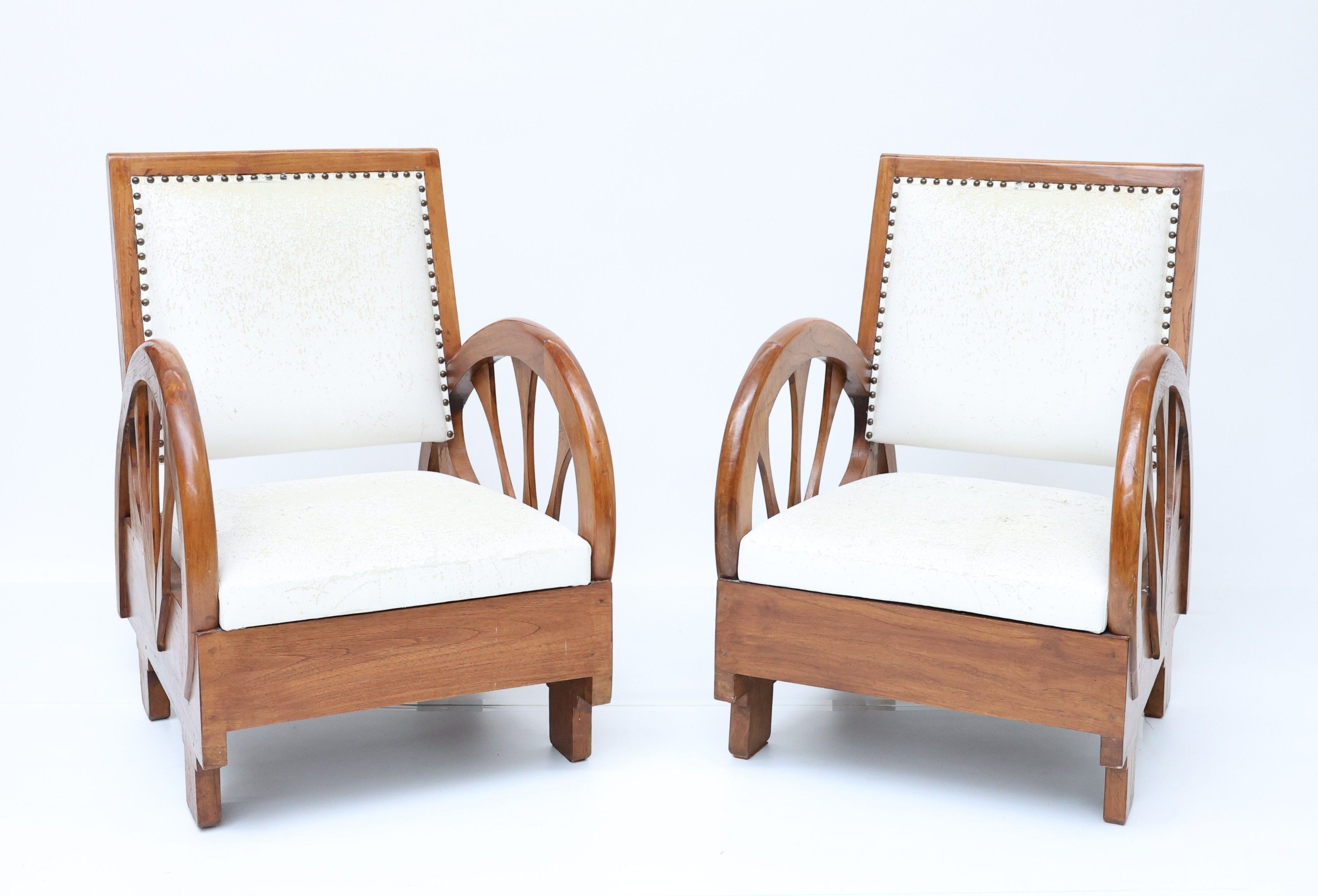 Paire de fauteuils en bois naturel à dossier incliné, accoto…