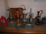 une table sur laquelle se trouvent de nombreux objets en argent