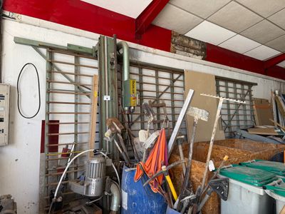 une pièce avec tout un tas d'outils et un seau de foin