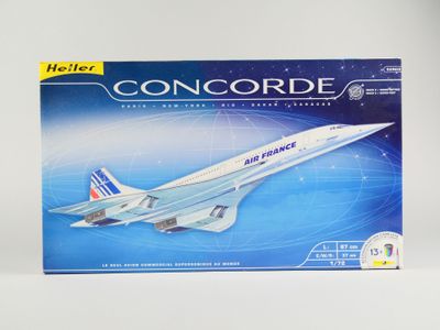 maquette d'un avion de ligne Concord dans une boîte posée sur une surface blanche