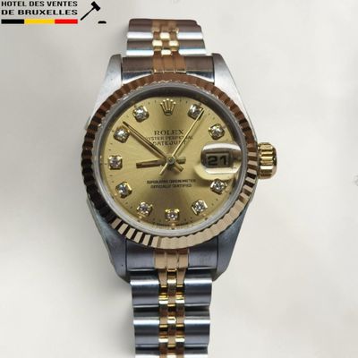 une montre en or et en argent sertie de diamants