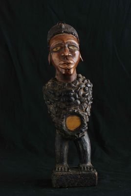 l'image d'une statue d'un homme avec un chapeau sur la tête
