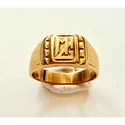 une image représentant une bague en or sur laquelle figure un monogramme