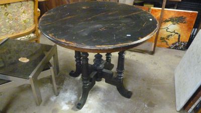une table au plateau en marbre et une chaise à l'arrière-plan