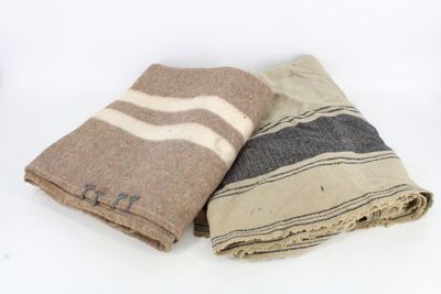 trois serviettes sont empilées les unes sur les autres sur une surface blanche