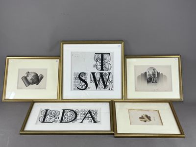 un ensemble de cinq photographies encadrées représentant diverses lettres et chiffres