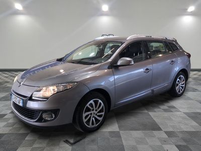 la voiture argentée est garée dans le garage sur le sol en damier