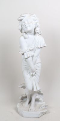 statue blanche représentant un enfant tenant un oiseau, sur fond blanc