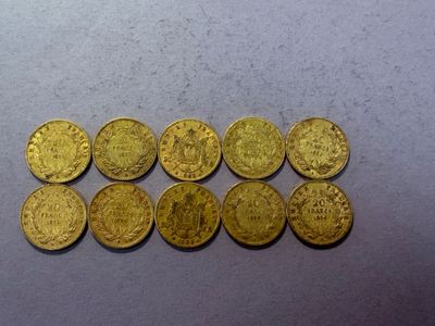 un tas de pièces d'or posé sur une table