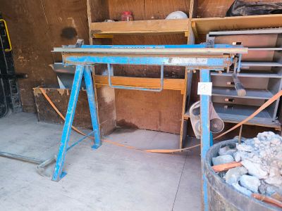 une photo d'un établi dans un garage avec de nombreux outils