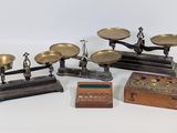 quatre types de balances exposés sur la table