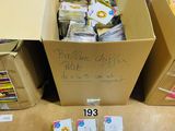 Plusieurs cartons de courrier sont posés par terre dans une pièce