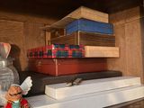 une étagère sur laquelle se trouvent de nombreux objets différents