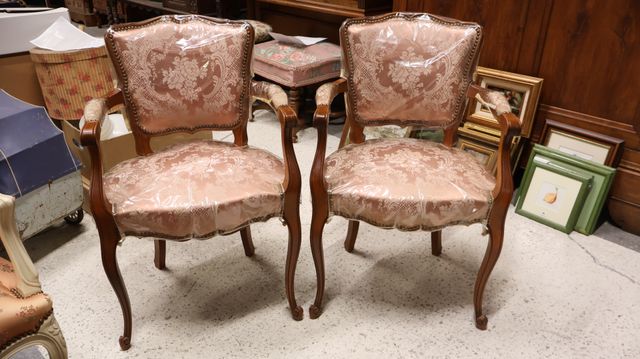 Paire de fauteuils cabriolets de manufacture contemporaine