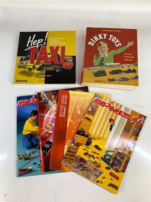 quatre livres pour enfants exposés dans un plateau blanc