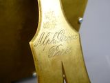 un gros plan d'une horloge dorée sur laquelle figure une inscription