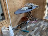 une pièce équipée d'une table et d'une planche à repasser