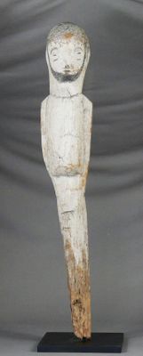 Poteau en bois dur et lourd à patine naturelle, sculpté en p…