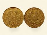 deux pièces d'or sur lesquelles sont gravés les chiffres vingt et vingt