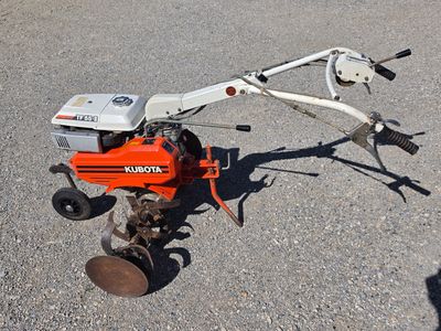 une petite machine posée sur le sol