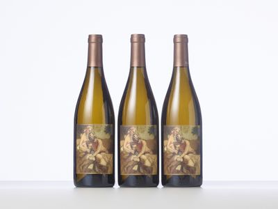 trois bouteilles de vin posées sur une table l'une à côté de l'autre