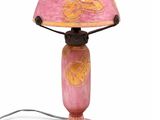 une lampe de table rose avec un abat-jour rose