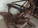 une vieille machine posée sur une palette
