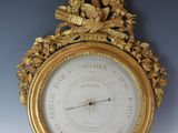 une horloge en or surmontée d'un oiseau