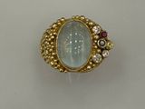 une image représentant une bague en or sertie d'une pierre bleue entourée de diamants
