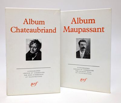 les deux livres sont posés côte à côte sur une surface blanche