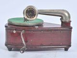 un coffret en bois surmonté d'une horloge