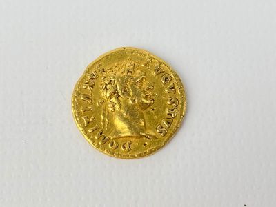1 PIECE Aureus or de Domitien ( 81-96 ap. JC), frappée pour commémorer