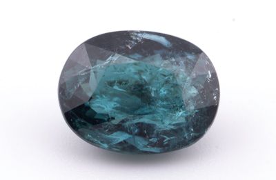 des tourmalines bleu-vert sur fond blanc