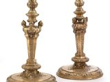 paire de chandeliers anciens en laiton sur piédestal sur fond blanc