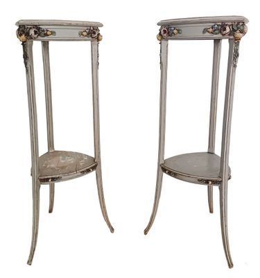 une paire de tables d'appoint argentées sur fond blanc