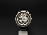 gros plan d'une montre sur un support sur une surface noire