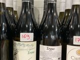 plusieurs bouteilles de vin sont alignées sur un comptoir