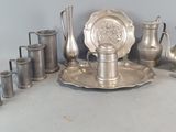 beaucoup d'objets en argent posés sur une table