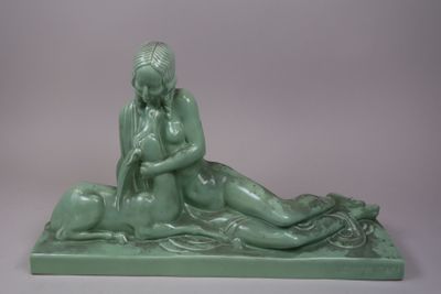 statue représentant une femme et un homme allongés sur un lit