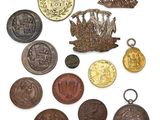 plusieurs types de pièces de monnaie sont présentés sur une surface blanche