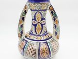 un vase bleu et blanc posé sur une surface blanche