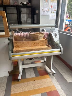 une table sur laquelle est posé un panier, dans un magasin