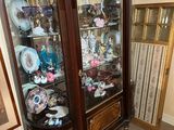 un vaisselier sur lequel sont posées de nombreuses assiettes