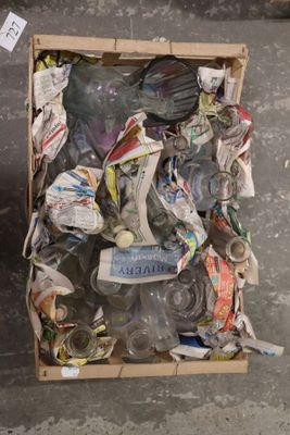 une boîte pleine de déchets posée par terre