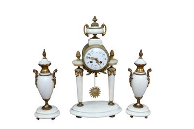 une horloge blanche et dorée et deux vases posés sur une table blanche