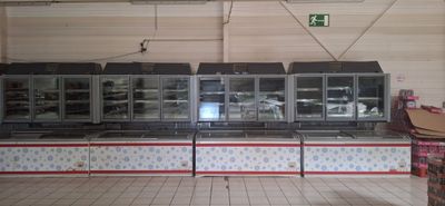 une grande vitrine au milieu d'un magasin