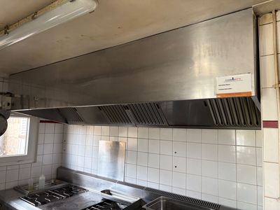 une cuisine équipée d'une cuisinière, d'un four et d'un évier