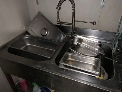 deux éviers dans la cuisine, chacun avec un lavabo et un robinet