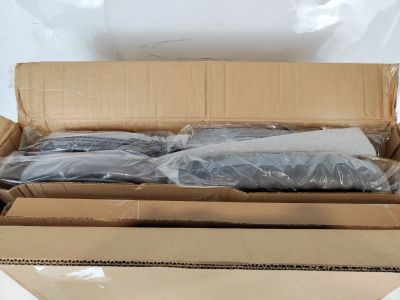 une boîte en carton contenant plusieurs sacs